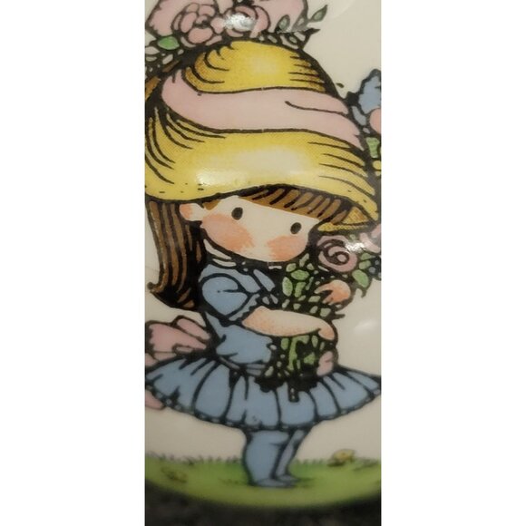 Vintage 1974 Joan Walsh Anglund Bud Vase With Girl & Sweet Remembrance Design - Picture 4 of 16